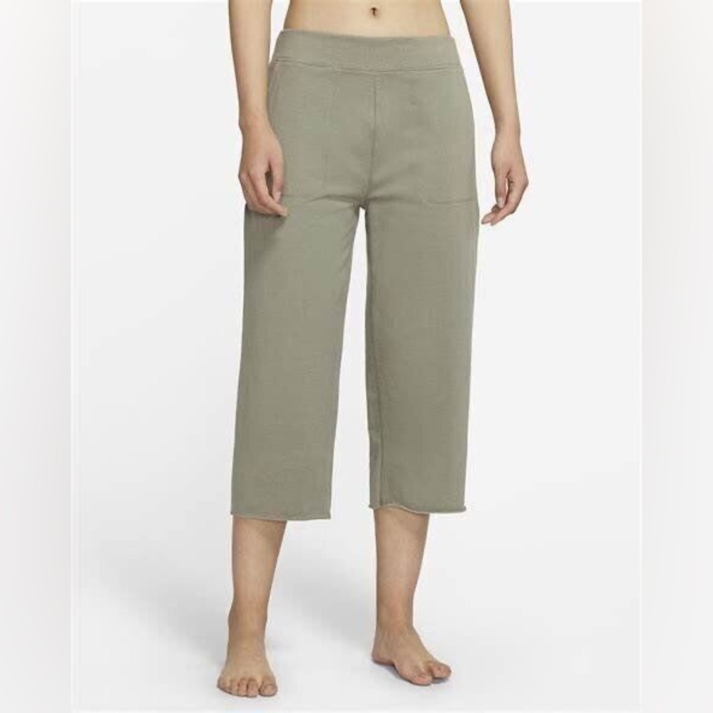 Nike Yoga Luxe Women's Cropped Fleece Pants- NEW